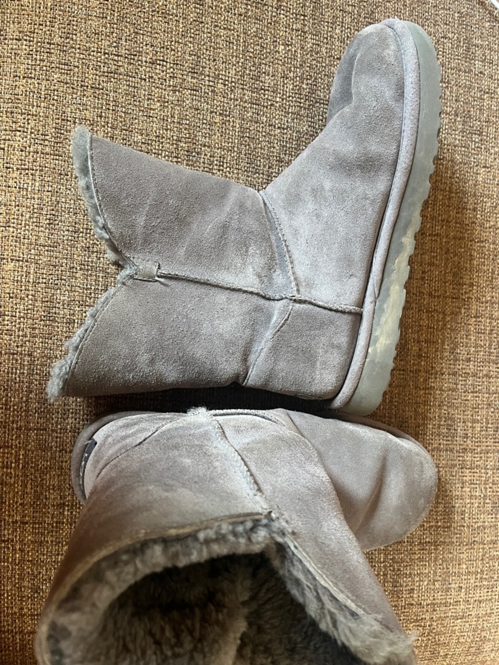 UGG Short Suede Boots in Gray - Picture 3 of 3